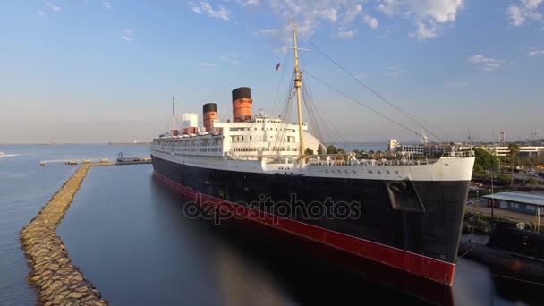 LARGA PLAYA, CA - 1 DE AGOSTO DE 2017: RMS Queen Mary es la línea del océano — Vídeos de Stock