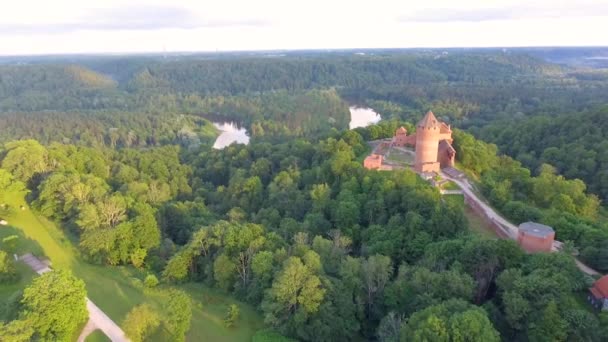 Mooie Luchtfoto Van Het Kasteel Van Turaida Bij Zomer Zonsondergang — Stockvideo