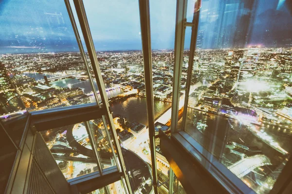 Skyline Van Stad Nacht Venster Bril Zakelijke Toeristische Concept — Stockfoto