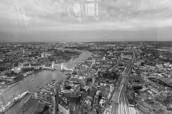 Tower Bridge Panoramę Miasta Wzdłuż Rzeki Tamizy Nocy Antenowe Zobacz — Zdjęcie stockowe