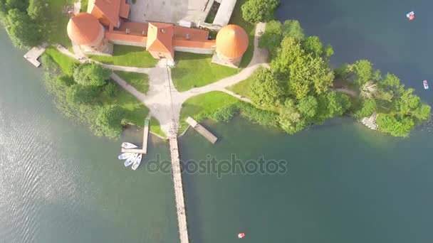 トラカイ城 リトアニアの素晴らしいアンティーク建築物 航空写真ビュー ビデオ — ストック動画