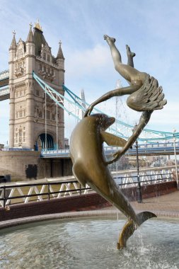 Majesteleri Tower Bridge Londra yunus heykel ve founta yakın