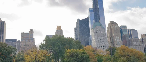 Trees and buildings in Central Park, autumn season, New York — Stock Photo, Image