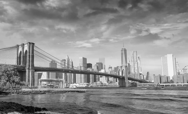 Brooklyn Bridge uitzicht vanaf de Brooklyn Bridge Park in het najaar, nieuwe Yo — Stockfoto