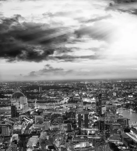 Skyline Van Stad Langs Rivier Theems Bij Zonsondergang Vanuit Lucht — Stockfoto