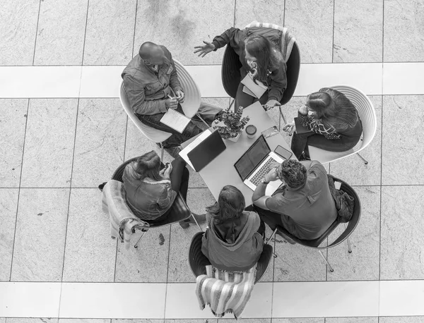Ομάδα Εργαζομένων Συζητώντας Ένα Τραπέζι Φορητούς Υπολογιστές Πτωτική Άποψη — Φωτογραφία Αρχείου