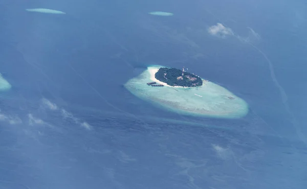 Απομονωμένο νησί στη μέση του ωκεανού, αεροφωτογραφία — Φωτογραφία Αρχείου