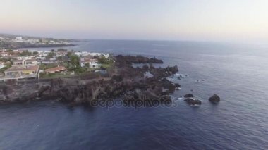 Tenerife kıyı şeridi, Santa Cruz de Tenerife, Kanarya Adaları, İspanya, video havadan görünümü 