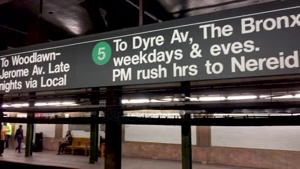 ニューヨーク シティ 2015 地元の人や地下鉄駅構内の観光客 これは市内を移動する最良の方法 — ストック動画