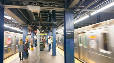 New York City - 23 Ekim 2015: İç Chambers Street city metro istasyonu. Dünyanın en eski toplu taşıma sistemlerinden biridir.