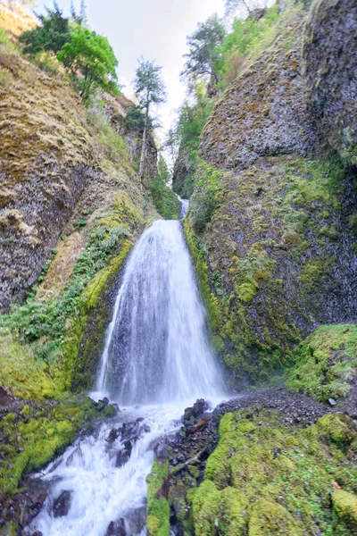 Snabb rörliga vattenfall — Stockfoto