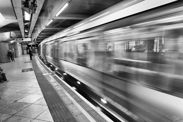 London September 2016 Tåg Rusar Upp City Subway Systemet Har — Stockfoto