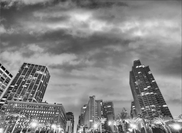 Edificios de la ciudad de San Francisco por la noche cerca de Ferry Building — Foto de Stock