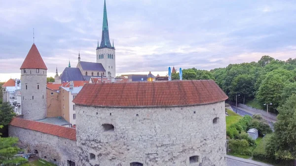 Tallin middeleeuwse stad van Estland - luchtfoto bij zonsondergang zomer — Stockfoto