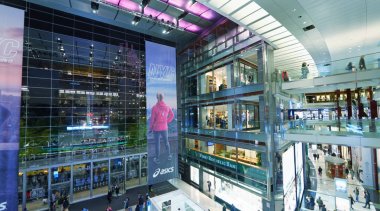 New York City - 24 Ekim 2015: Zaman Warner Center. Televizyon ağları işletmeler ile medya ve eğlence alanında dünya lideri bir markadır.