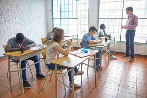 Teenager Klassenzimmer Lehrer Erklärt — Stockfoto