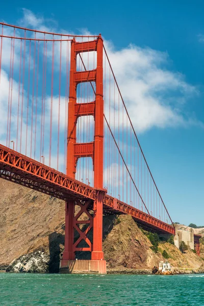 Мост Золотые ворота Сан-Франциско в летний сезон — стоковое фото