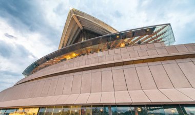 Sydney - 6 Kasım 2015: Opera Binası alacakaranlıkta. Sydney 20 milyon insan her yıl çekiyor.