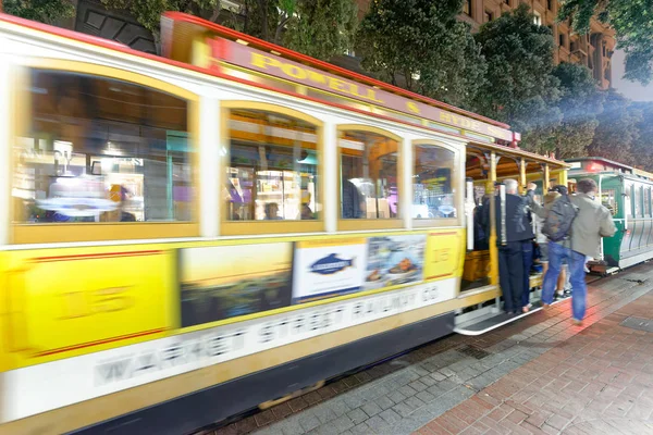 夜の街の通りに沿ってサンフランシスコ 2017 ケーブル車 彼らは有名な観光スポットです — ストック写真