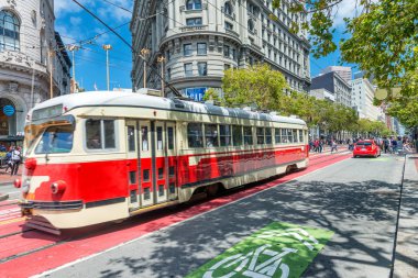 San Francisco, Ca - 6 Ağustos 2017: Kırmızı tramvay şehrin sokaklarında. San Francisco 30 milyon kişi her yıl çekiyor.