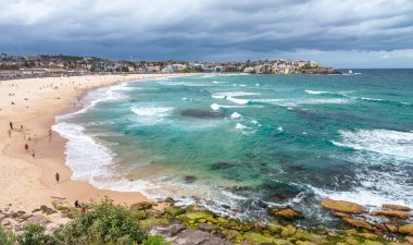 Bondi Beach güzel manzarasına bulutlu bir günde, Sydney - Avustralya.