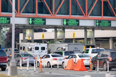 Blaine, Wa - 8 Ağustos 2017: Kanada-ABD sınır araba trafik ile. Trafik alır tepe yaz aylarında yüksek saat.