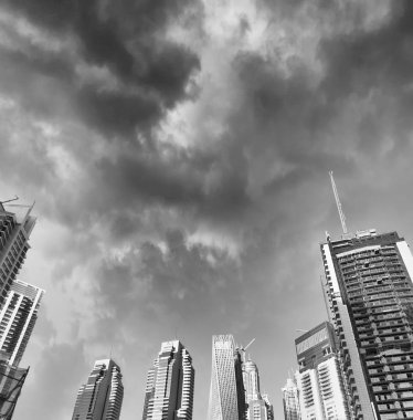 Dubai Yat Limanı binalar gün batımında.