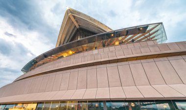 Sydney - 6 Kasım 2015: Opera Binası alacakaranlıkta. Sydney 20 milyon insan her yıl çekiyor.