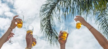 İçki ve mutluluk kavramı. Gökyüzünde tungur bira gözlük.