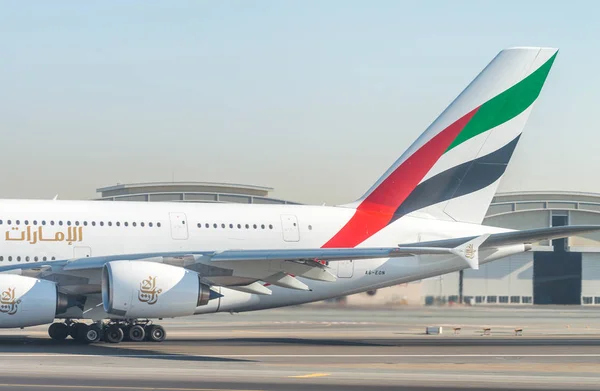 ドバイの Aiirport でドバイ アラブ首長国連邦 2015 エミレーツ航空の飛行機 エミレーツ航空は 主要な世界的な航空会社 — ストック写真