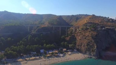 Köprü ve Calabria kıyı şeridi, İtalya, hava görünümünü video