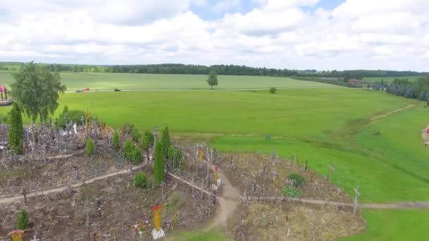 Heuvel Van Kruisen Noordelijke Litouwen Bedevaartsoord Voor Honderden Jaren Video — Stockvideo