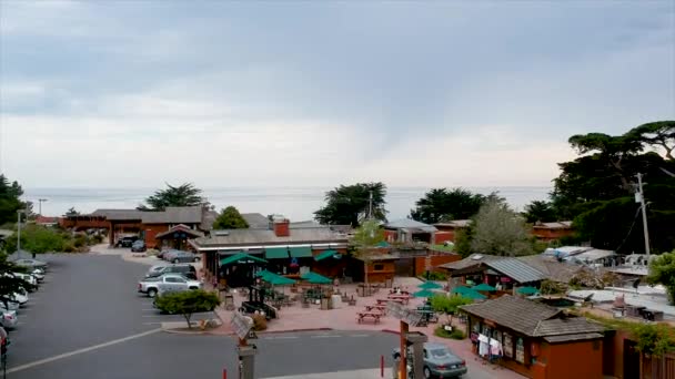 停车场与汽车附近的公路和海洋海岸在加利福尼亚州 — 图库视频影像
