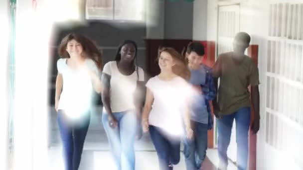 Grupo Adolescentes Felices Caminando Pasillo Escuela — Vídeos de Stock