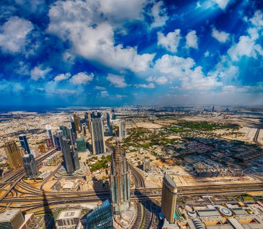 Alacakaranlıkta, Birleşik Arap Emirlikleri Dubai siluetinin havadan görünümü.