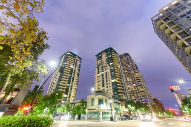 San Diego, Ca - 30 Temmuz 2017: Şehir sokak gece. San Diego her yıl 20 milyon turist çeken.