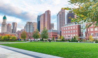 Boston, Ma - 17 Ekim 2015: Şehir binalarda sonbahar. Boston her yıl 15 milyon turist tarafından ziyaret edilmiştir.