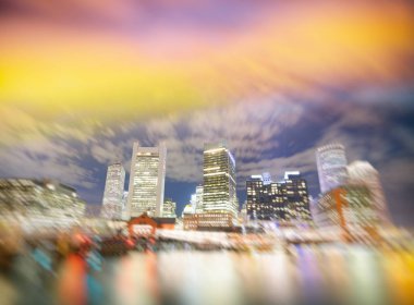 Boston manzarası nehir yansımaları, günbatımı, Massachusetts, ABD ile.