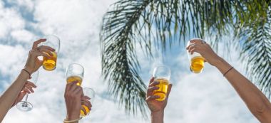 İçki ve mutluluk kavramı. Gökyüzünde tungur bira gözlük.