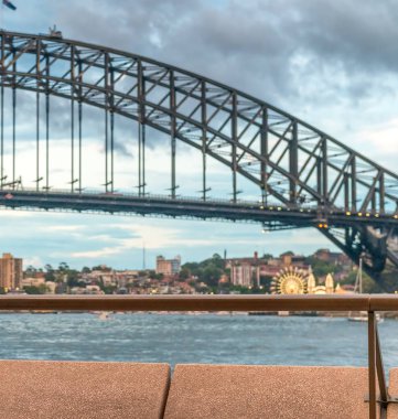 Sydney - 6 Kasım 2015: Yaşlı bir çift insan zevk Harbour view. Sydney 20 milyon insan her yıl çekiyor.