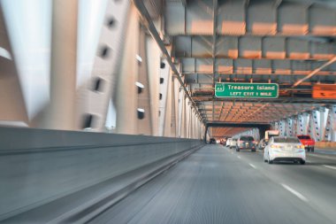 San Francisco - 6 Ağustos 2017: Treasure Island araba trafik. Ünlü bir turistik 's.
