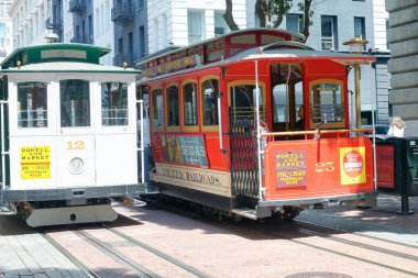 San Francisco - 6 Ağustos 2017: kablo araba şehir sokaklar boyunca güneşli bir günde. Onlar ünlü bir turistik bulunmaktadır.