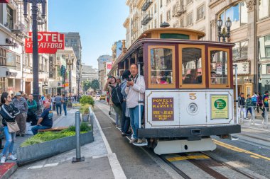 San Francisco, Ca - 6 Ağustos 2017: Cable Car şehir sokaklar boyunca. San Francisco 30 milyon kişi her yıl çekiyor.