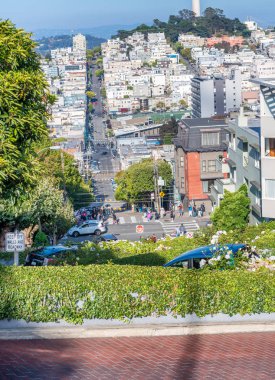 San Francisco, Ca - 6 Ağustos 2017: Lombard Street turist. San Francisco 30 milyon kişi her yıl çekiyor.