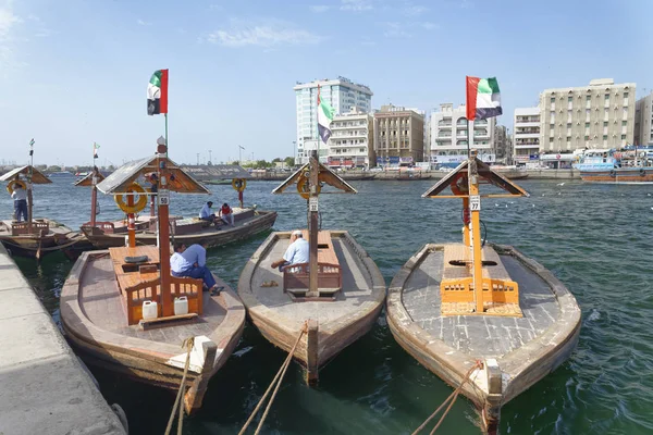 Dubai Birleşik Arap Emirlikleri Ekim 2015 Tekneler Dubai Creek Boyunca — Stok fotoğraf