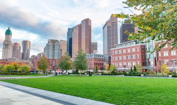 波士顿 2015年10月17日 秋天的城市建筑 波士顿每年都有1500万游客来访 — 图库照片