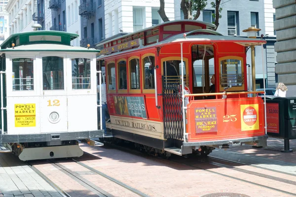 San Francisco Augustus 2017 Kabelbanen Een Zonnige Dag Langs Stadsstraten — Stockfoto