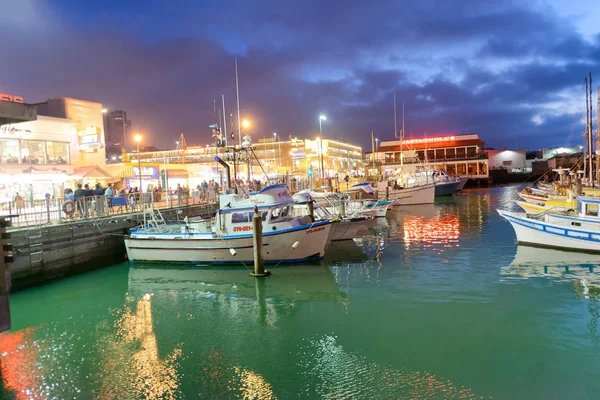 San Francisco Ağustos 2017 Yerleşik Tekneler Fisherman Wharf Limanda Turistler — Stok fotoğraf