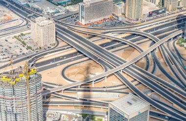 Dubai, Birleşik Arap Emirlikleri - 22 Kasım 2015: Dubai siluetinin ve yol kavşak, havadan görünümü. Dubai 30 milyon insan her yıl çekiyor..