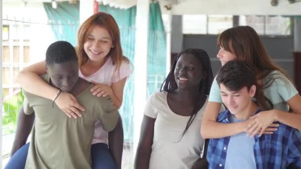 Két Multi Versenyek Tinédzser Párok Piggybacking Iskolai Folyosón — Stock videók